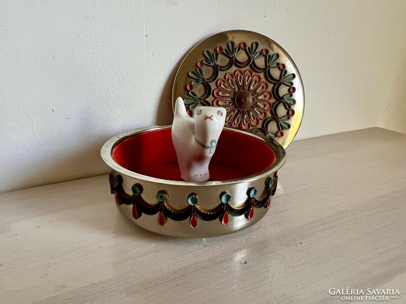 Gyönyörűen díszített kis kerek fémdobozka, csikk elnyomó Hollóházi "bamba" porcelán cicával