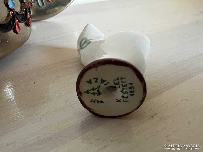 Gyönyörűen díszített kis kerek fémdobozka, csikk elnyomó Hollóházi "bamba" porcelán cicával