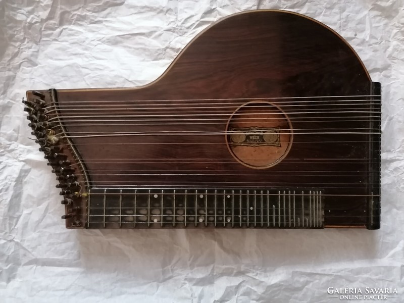 Felújításra szoruló antik Anton Kiendl citera dobozában