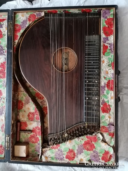 Felújításra szoruló antik Anton Kiendl citera dobozában