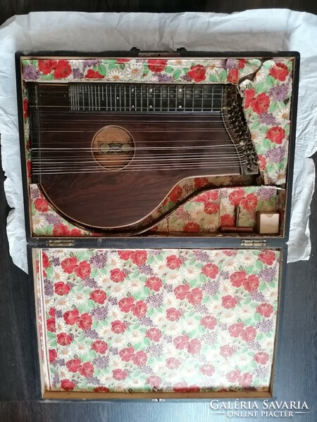 Felújításra szoruló antik Anton Kiendl citera dobozában