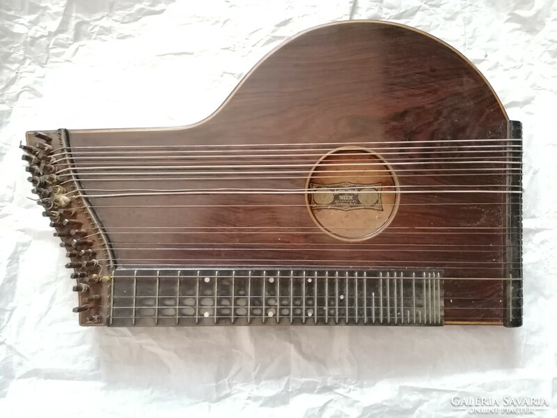 Felújításra szoruló antik Anton Kiendl citera dobozában