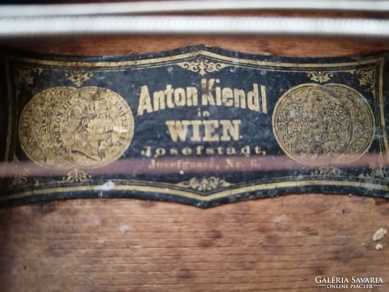 Felújításra szoruló antik Anton Kiendl citera dobozában