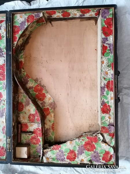 Felújításra szoruló antik Anton Kiendl citera dobozában