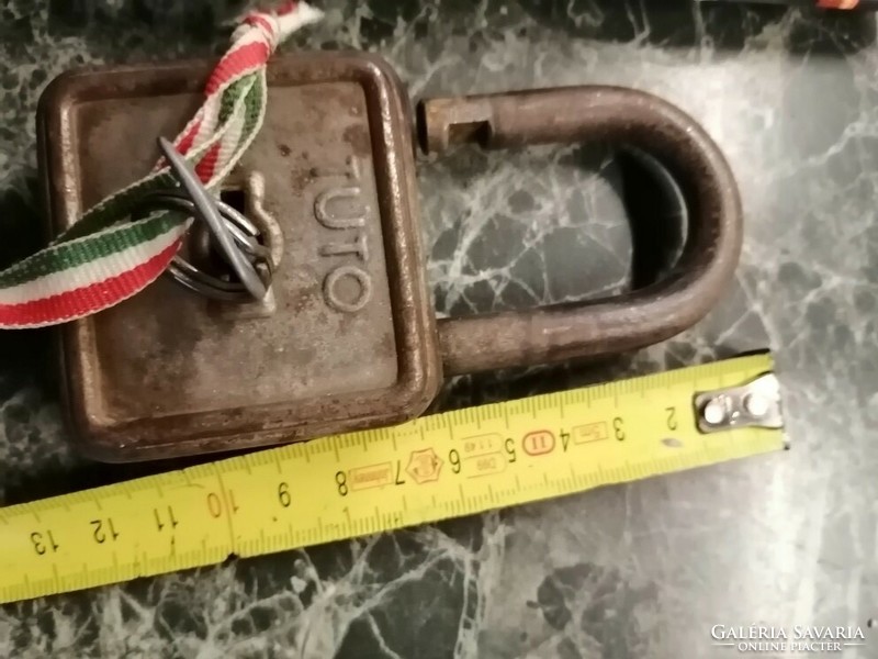 Tuto lakat nagyméretű