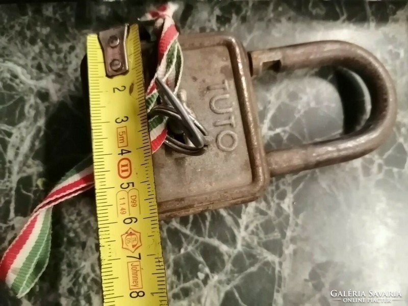 Tuto lakat nagyméretű