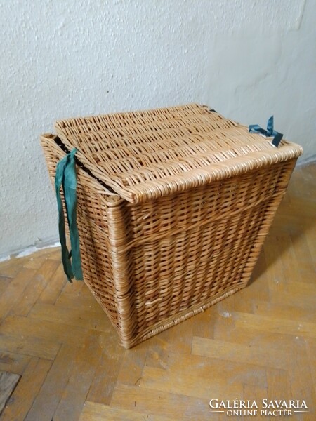 Vintage nagy szögletes fonott vessző fedeles tároló kosár láda terménytartó szennyestartó