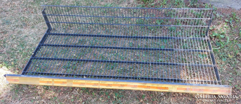 Fekete fém akasztós rácsos bolti polc 1,25m hosszú,60cm széles,25cm magas,eredeti német árcédulákkal
