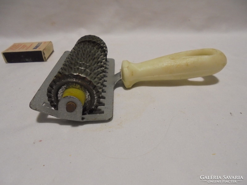 Retro tésztavágó, szeletelő, eperlevél készítő