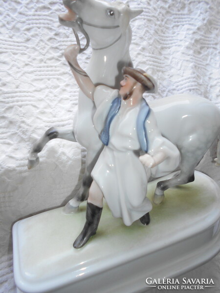 Lovát fékező csikós Herendi vitrin figura-