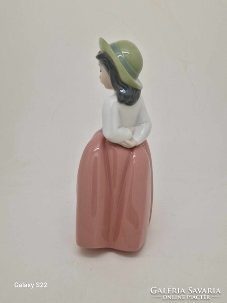 Lladro Nao kislány kalapban 16cm