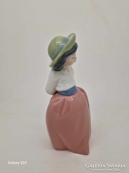Lladro Nao kislány kalapban 16cm