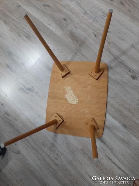 Szép kis asztal lecsavarozható lábakkal