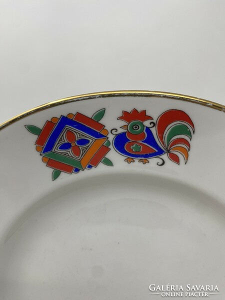 Retro Lomonosov porcelán lapos tányér kék, piros, zöld színű kakas és kecske díszítéssel RZ