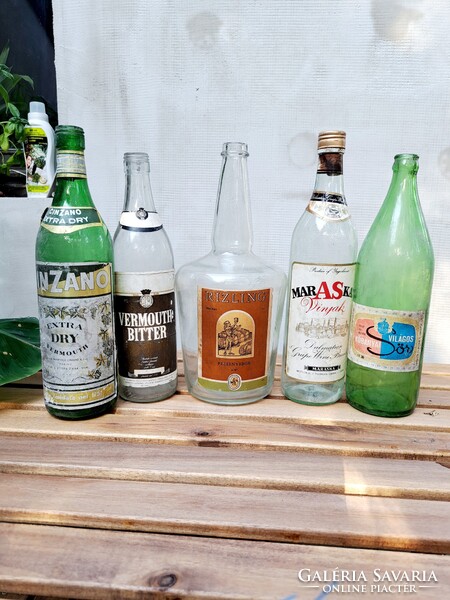 Retró üvegek, italos, cimkés palackok egyben: Kőbányai sör, Vermouth, Cinzano, Maraska, Pecsenyebor