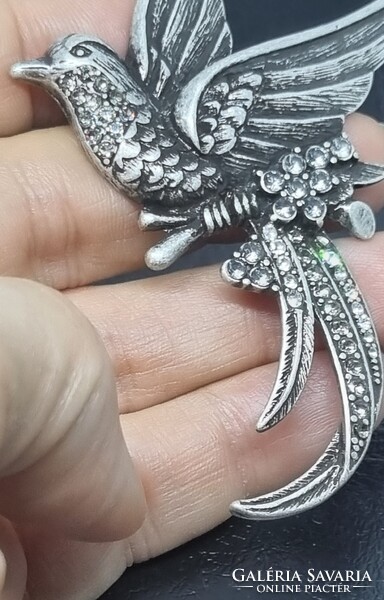 Vintage csodás szürke és víz színű kristályokkal kirakott paradicsom madár bross kitűző