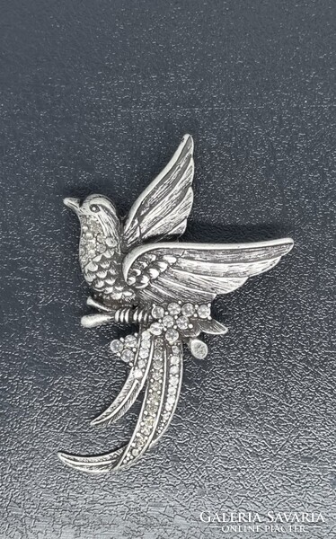 Vintage csodás szürke és víz színű kristályokkal kirakott paradicsom madár bross kitűző