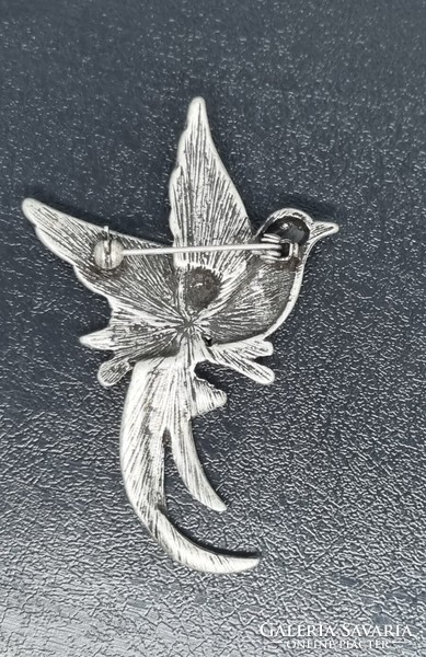 Vintage csodás szürke és víz színű kristályokkal kirakott paradicsom madár bross kitűző