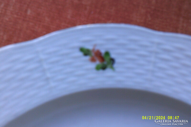 Herendi porcelán mélytányér,24.5 cm-es átmérővel,osztott kosárfonásos széllel.