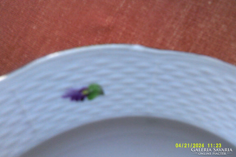 Herendi porcelán mélytányér,24.5 cm-es átmérővel,osztott kosárfonásos széllel.