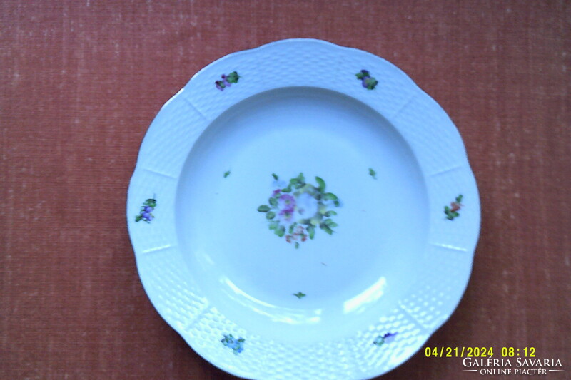 Herendi porcelán mélytányér,24.5 cm-es átmérővel,osztott kosárfonásos széllel.