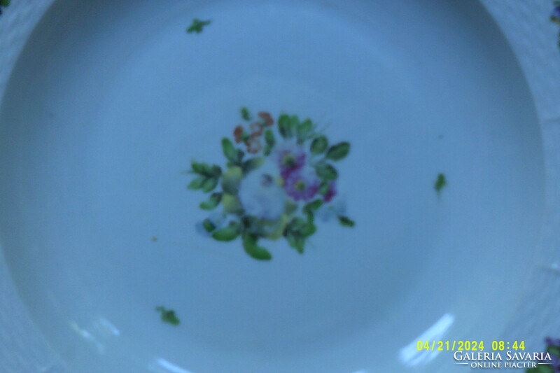 Herendi porcelán mélytányér,24.5 cm-es átmérővel,osztott kosárfonásos széllel.