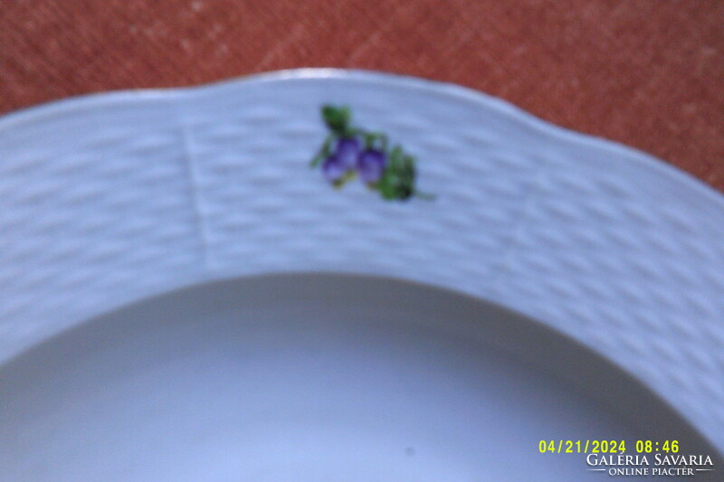Herendi porcelán mélytányér,24.5 cm-es átmérővel,osztott kosárfonásos széllel.