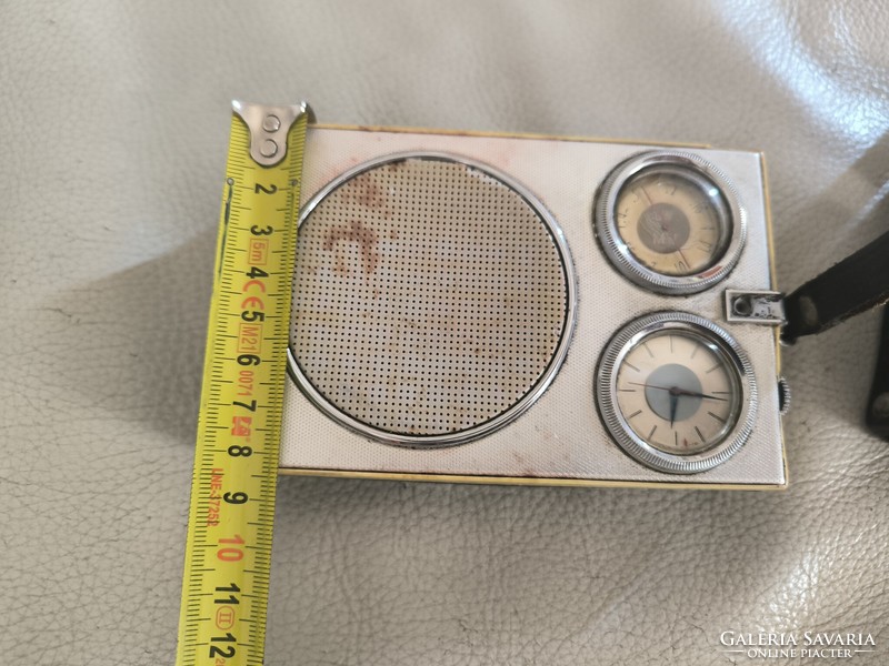 Tàska ràdió mechanikus óràval ami elindul . Retró Asztali kis ràdió.Időt be lehet állítani! Film ...