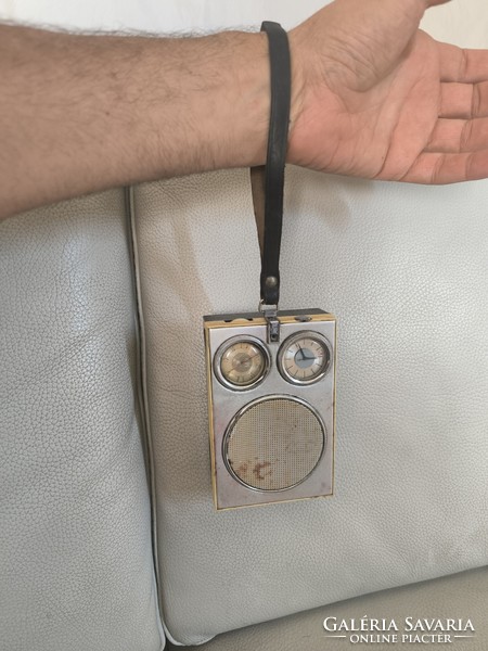 Tàska ràdió mechanikus óràval ami elindul . Retró Asztali kis ràdió.Időt be lehet állítani! Film ...
