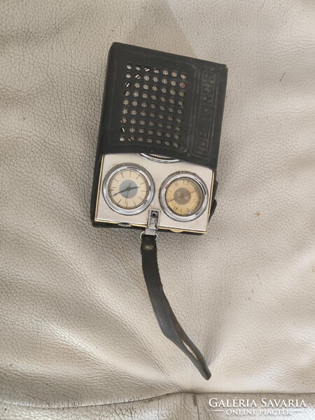 Tàska ràdió mechanikus óràval ami elindul . Retró Asztali kis ràdió.Időt be lehet állítani! Film ...