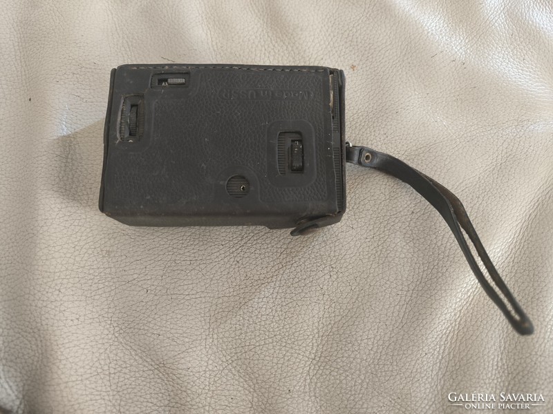 Tàska ràdió mechanikus óràval ami elindul . Retró Asztali kis ràdió.Időt be lehet állítani! Film ...