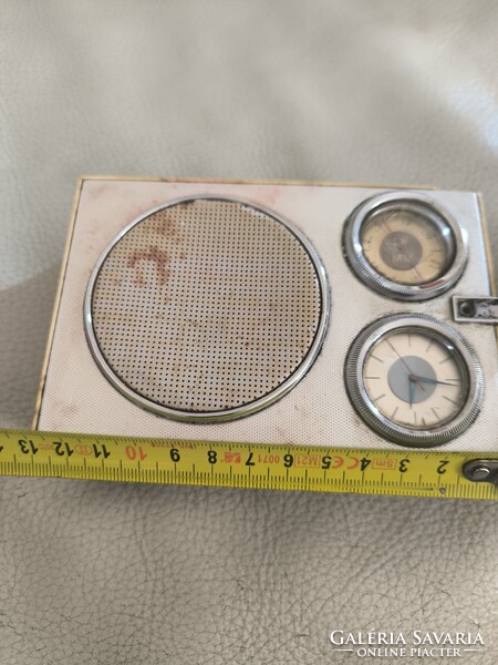 Tàska ràdió mechanikus óràval ami elindul . Retró Asztali kis ràdió.Időt be lehet állítani! Film ...