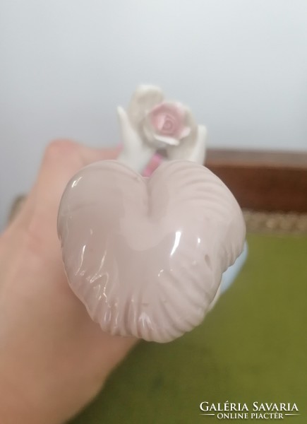 Rózsa díszítésű kék ruhás hölgy, KPM porcelán, jelzés nélkül