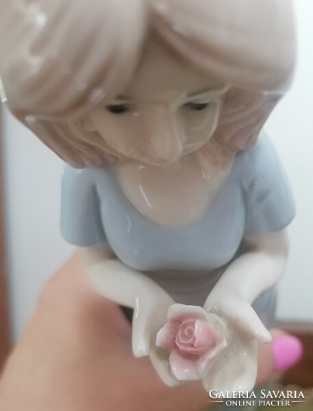 Rózsa díszítésű kék ruhás hölgy, KPM porcelán, jelzés nélkül