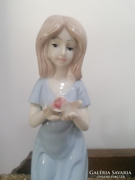 Rózsa díszítésű kék ruhás hölgy, KPM porcelán, jelzés nélkül