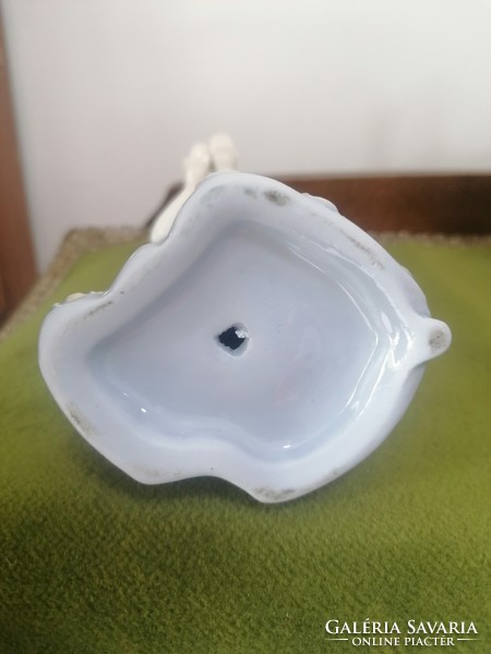 Rózsa díszítésű kék ruhás hölgy, KPM porcelán, jelzés nélkül