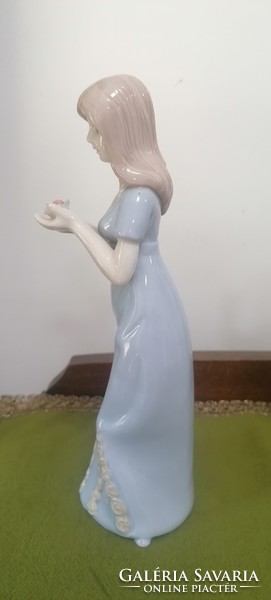 Rózsa díszítésű kék ruhás hölgy, KPM porcelán, jelzés nélkül