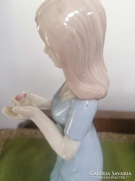 Rózsa díszítésű kék ruhás hölgy, KPM porcelán, jelzés nélkül