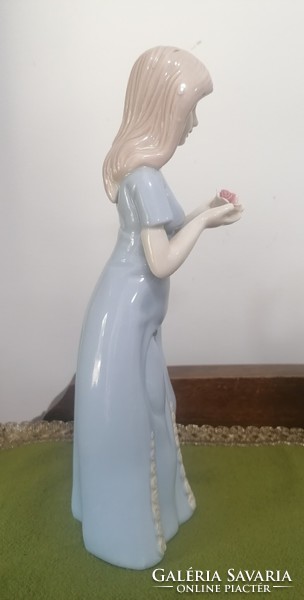 Rózsa díszítésű kék ruhás hölgy, KPM porcelán, jelzés nélkül