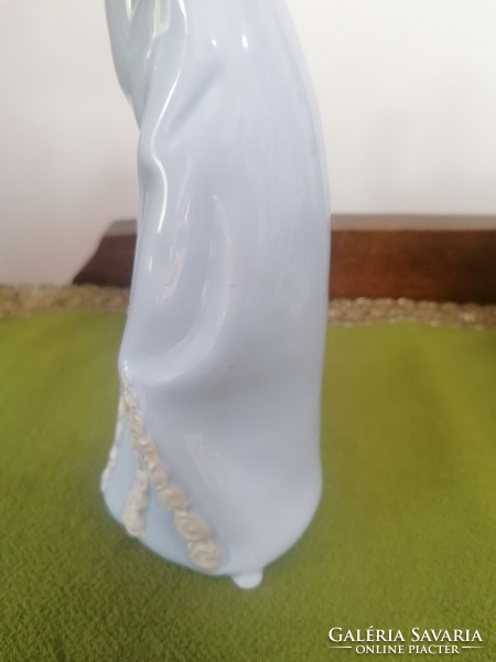 Rózsa díszítésű kék ruhás hölgy, KPM porcelán, jelzés nélkül