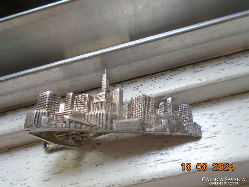 A régi New York dombor panorámájával felhőkarcolókkal nyakkendő csiptető