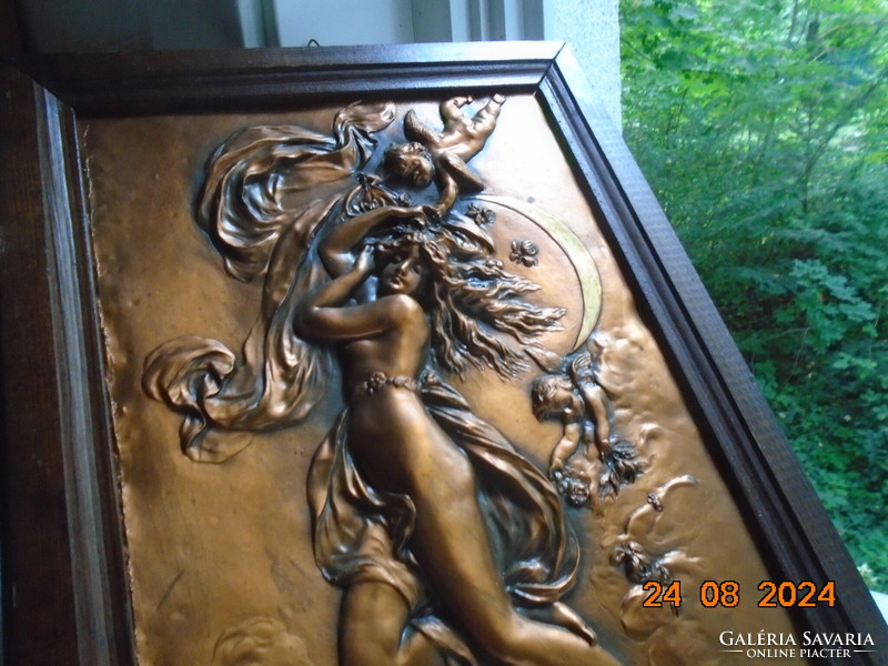 Karl Sterrer senior (1844-1918) Az Alkonyat  allegóriája Aphrodité, dombor réz panel keretezve