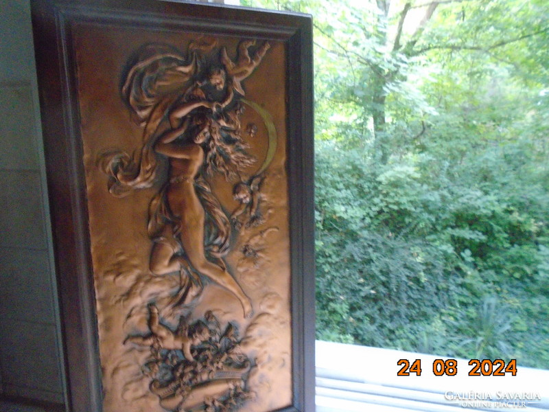 Karl Sterrer senior (1844-1918) Az Alkonyat  allegóriája Aphrodité, dombor réz panel keretezve