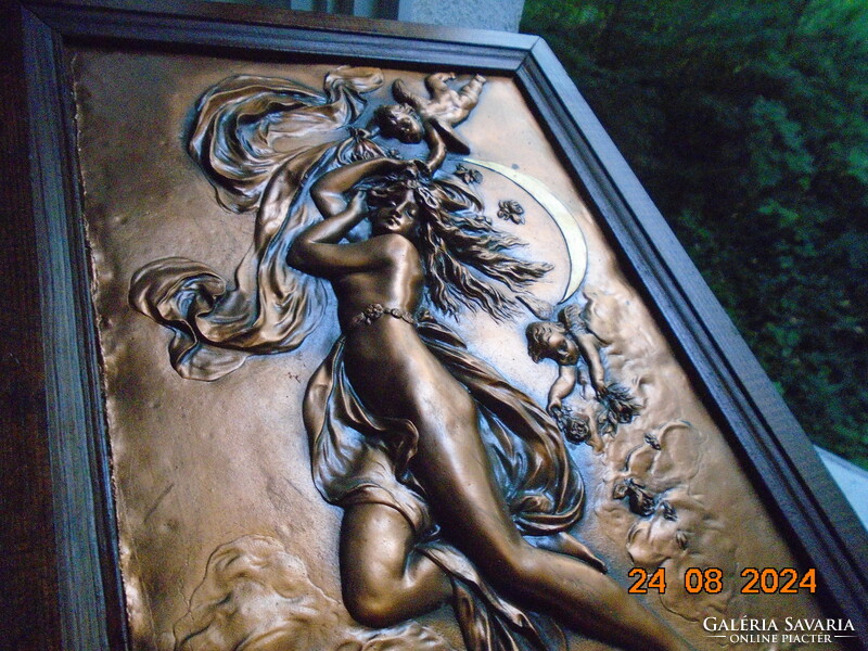 Karl Sterrer senior (1844-1918) Az Alkonyat  allegóriája Aphrodité, dombor réz panel keretezve