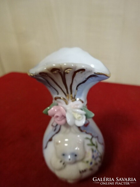 Német porcelán mini váza, maci figura az oldalán, rózsa masnival, magassága 8,5 cm. Emi