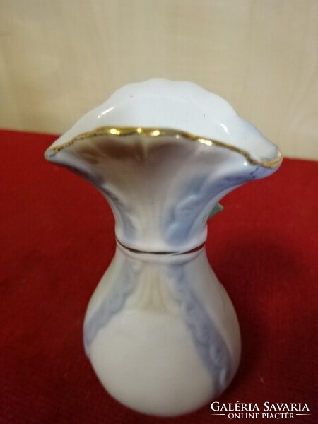 Német porcelán mini váza, maci figura az oldalán, rózsa masnival, magassága 8,5 cm. Emi