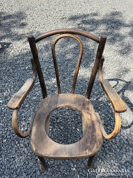 Thonet karosszék, szoba wc