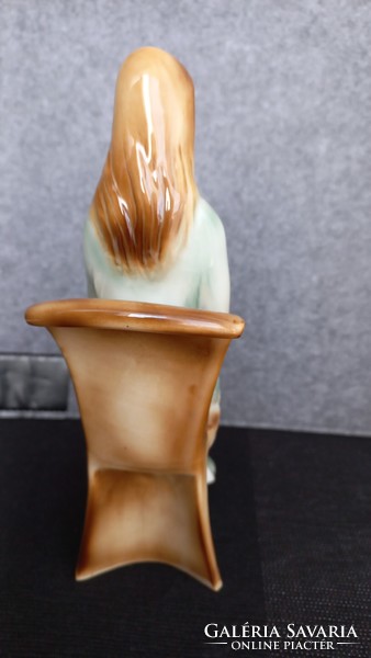 Zsolnay zöld ruhás széken ülő hölgy virággal, jelzett, 22,5 X 18 cm