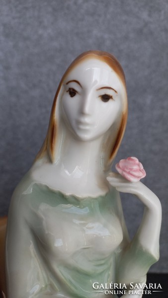 Zsolnay zöld ruhás széken ülő hölgy virággal, jelzett, 22,5 X 18 cm