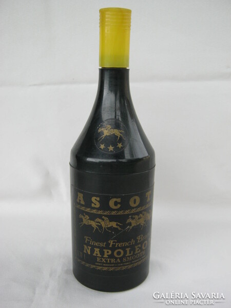 Cigaretta kínáló Napoleon konyak palack
